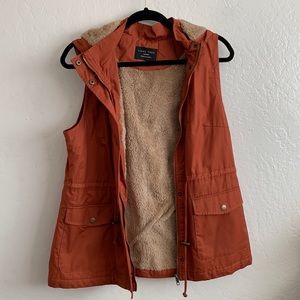 This is a nice vest only worn once , it’s in good condition & it’s very warm.